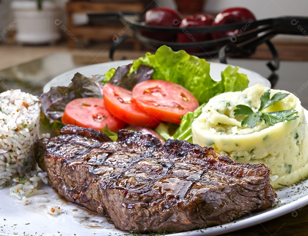 Carne grelhada farofa purê e salada