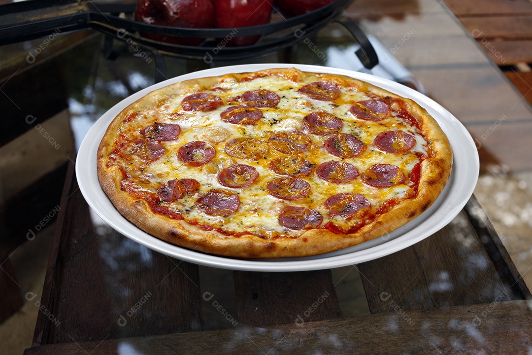 Pizza simples de calabresa