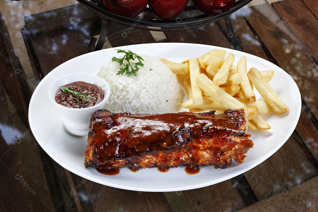 Refeição deliciosa costela assada com barbecue arroz batatas e molho