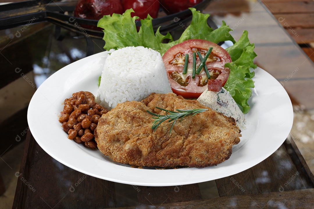 Carne empanada arroz feijão e salada comida deliciosa