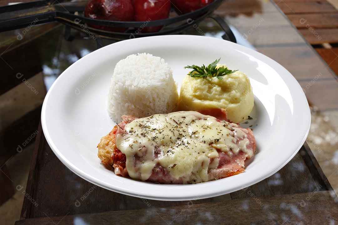 Parmegiana com arroz e purê