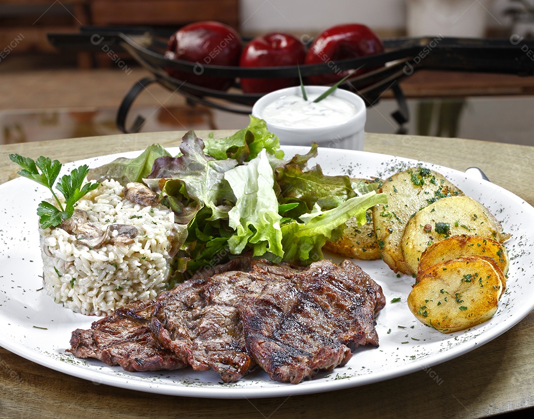 Prato saudável arroz integral carne e batatas e salada