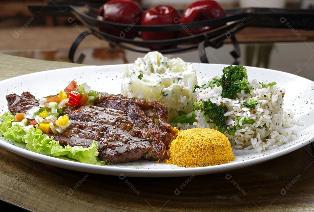 Arroz com farofa purê salada e carne