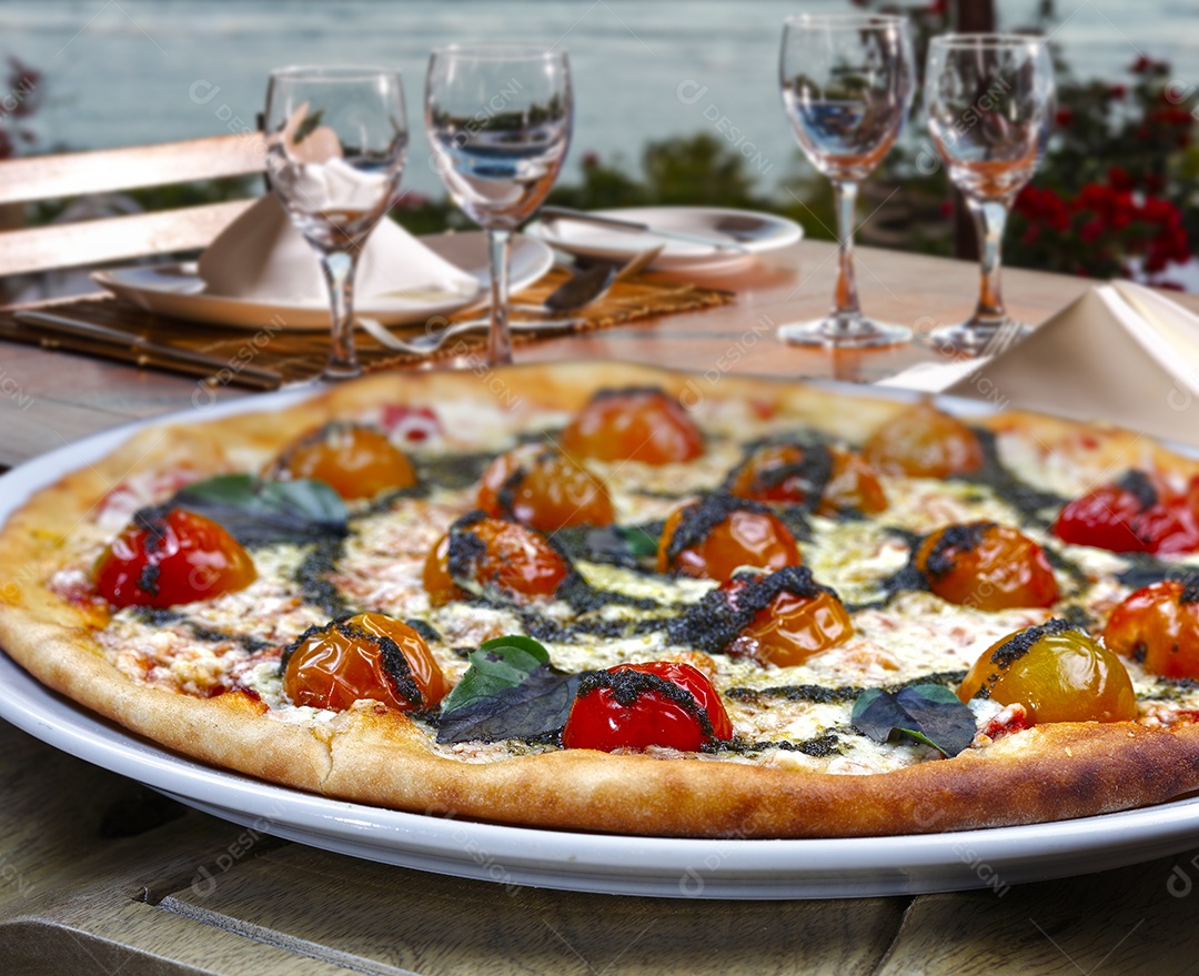 Pizza de queijo com tomate