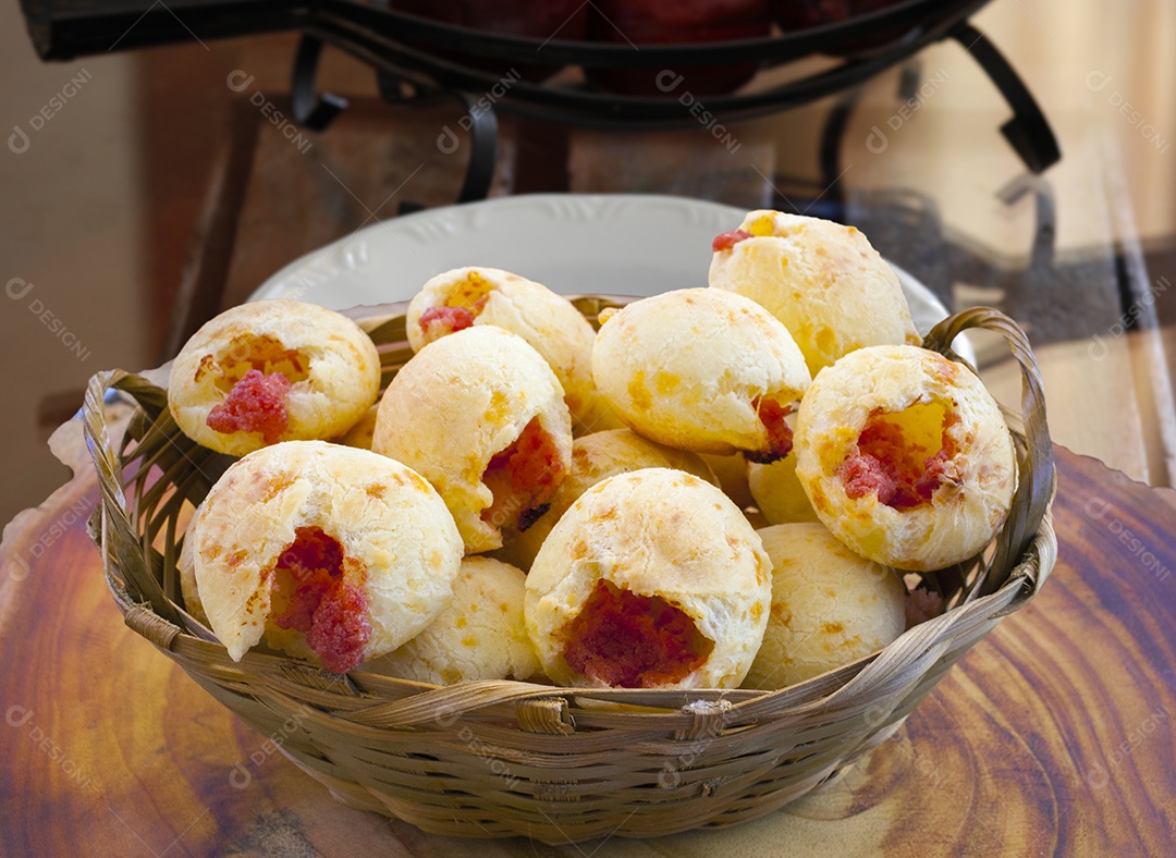 Pão de queijo recheado