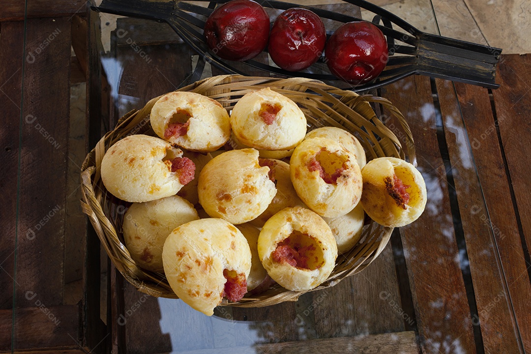 Pão de queijo recheado na cestinha