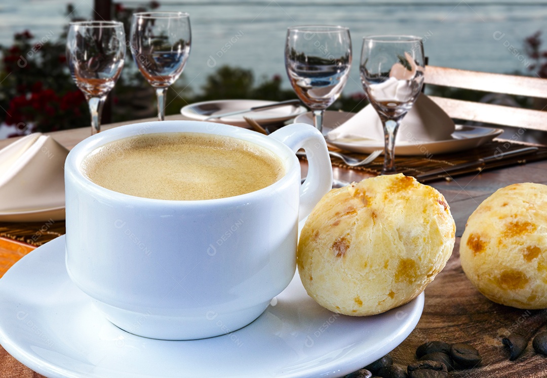 Delicioso café da manhã em um resort beira mar