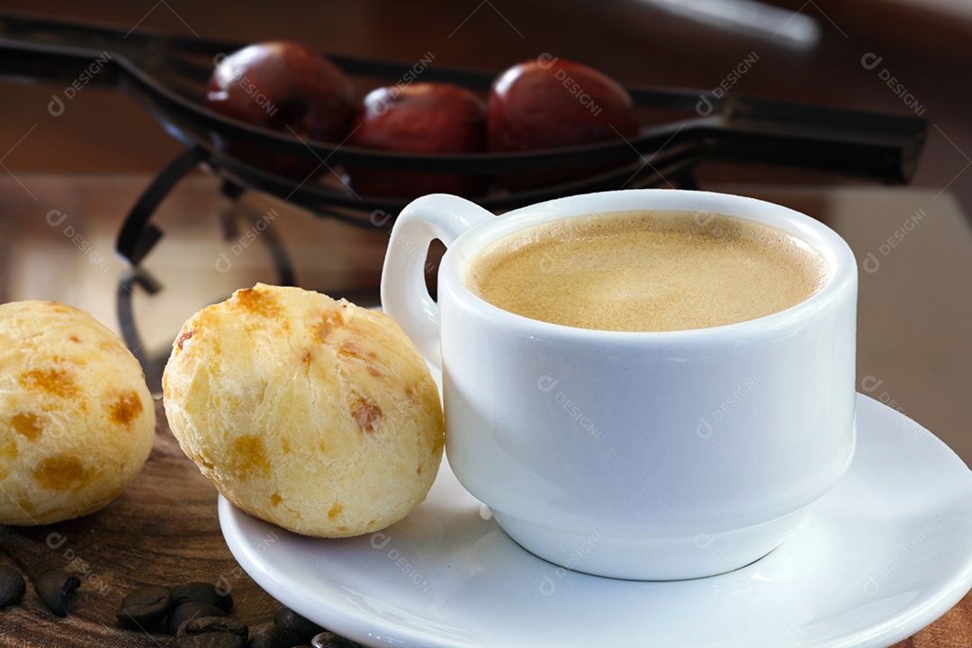 Pão de queijo com capuccino delicioso