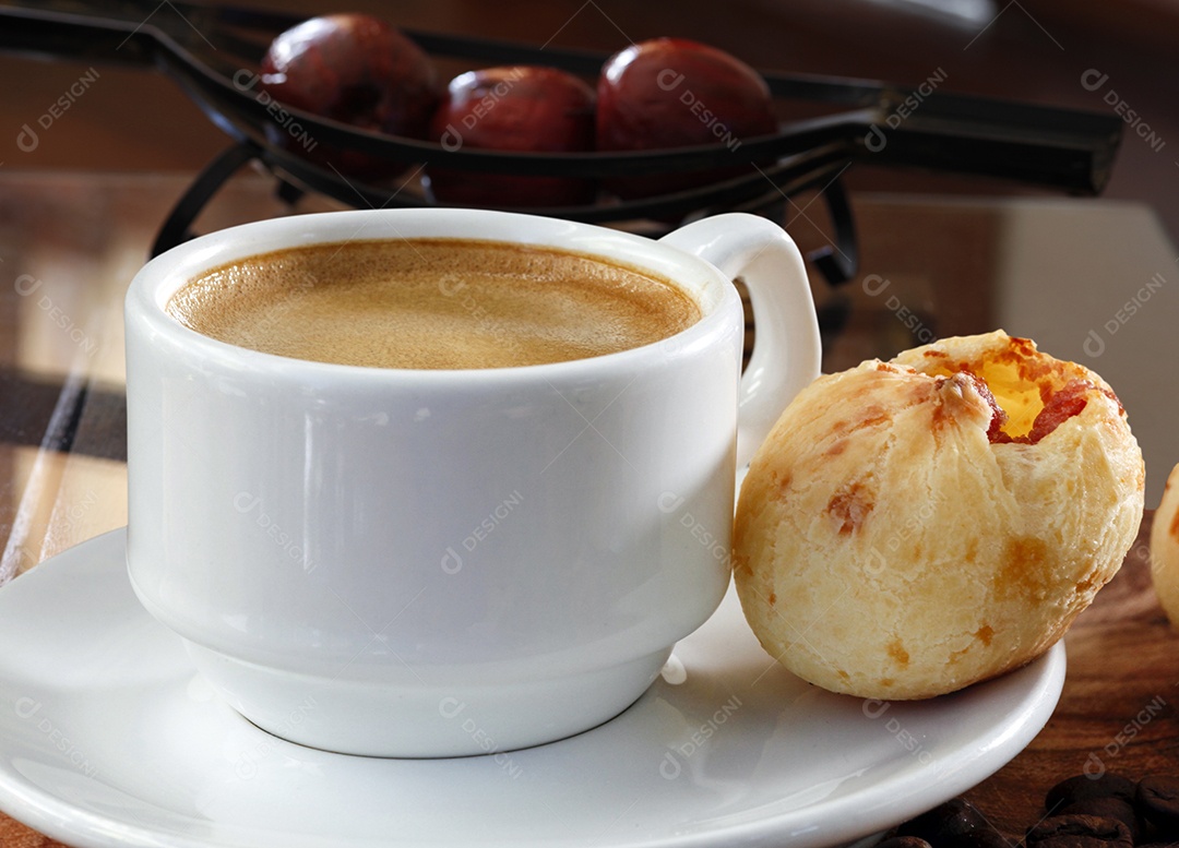 Capuccino com delicioso pão de queijo recheado de calabresa