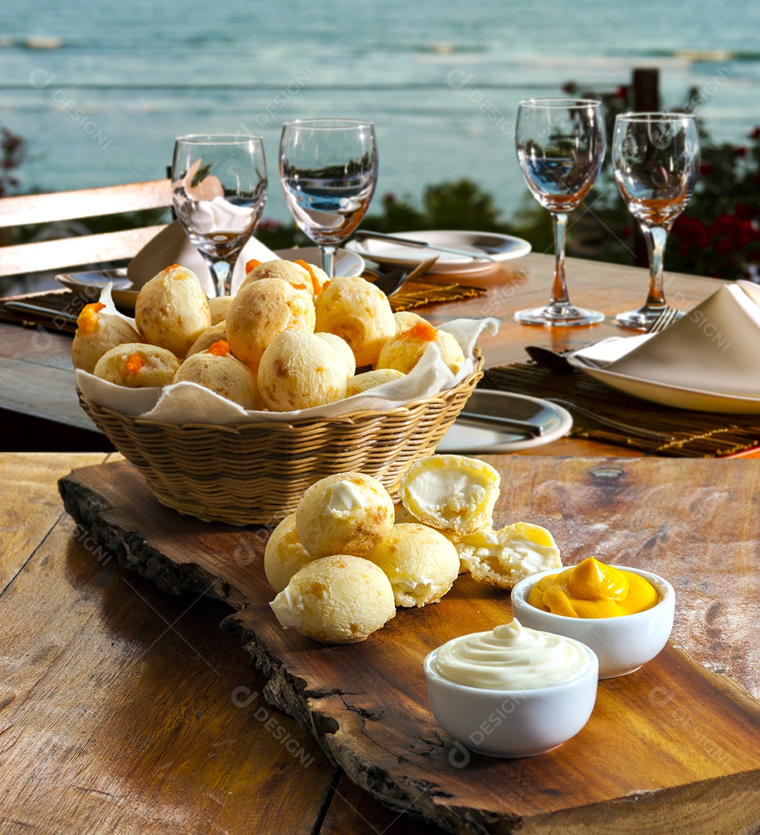 Pão de queijo recheado