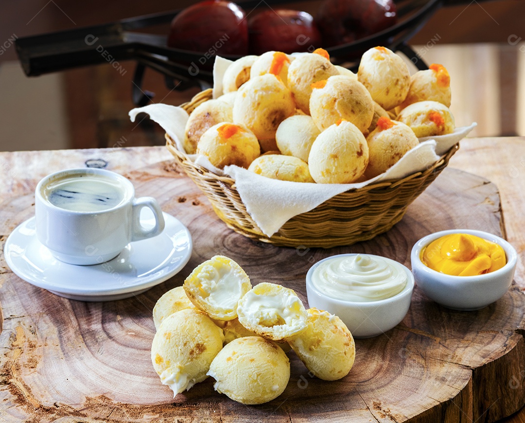 Pães de queijo com cheddar e catupiry