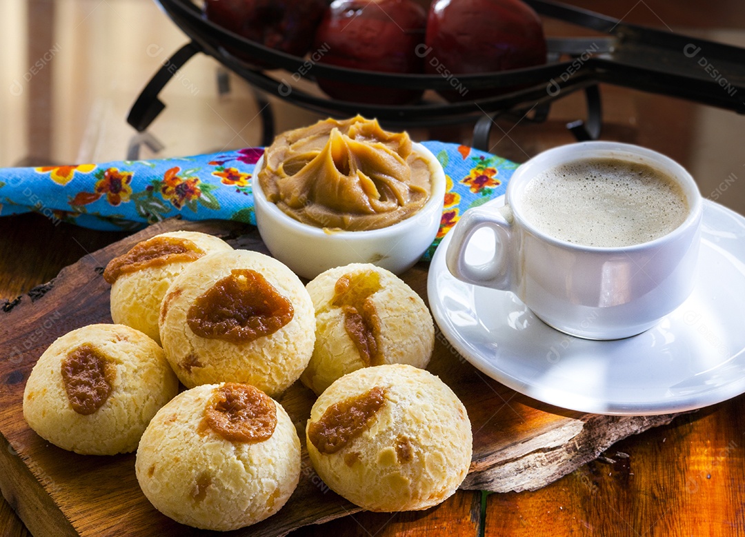 Pães de queijo com doce de leite