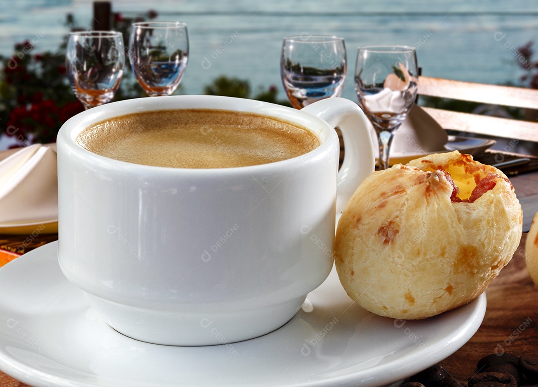 Pão de queijo com capuccino