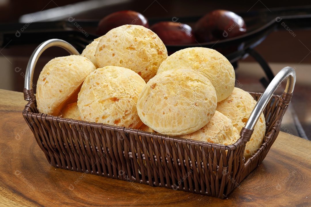 Pão de queijo tradicional dentro da cesta