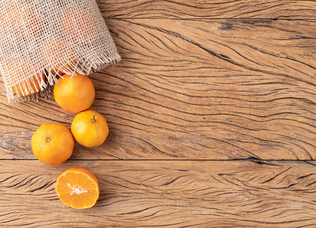 Cravo ou limões rosas em um saco sobre a mesa de madeira com espaço para cópia.