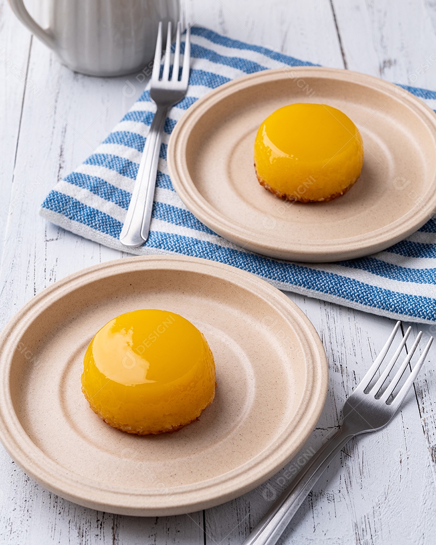 Quindim, tradicional doce brasileiro de ovo e coco.