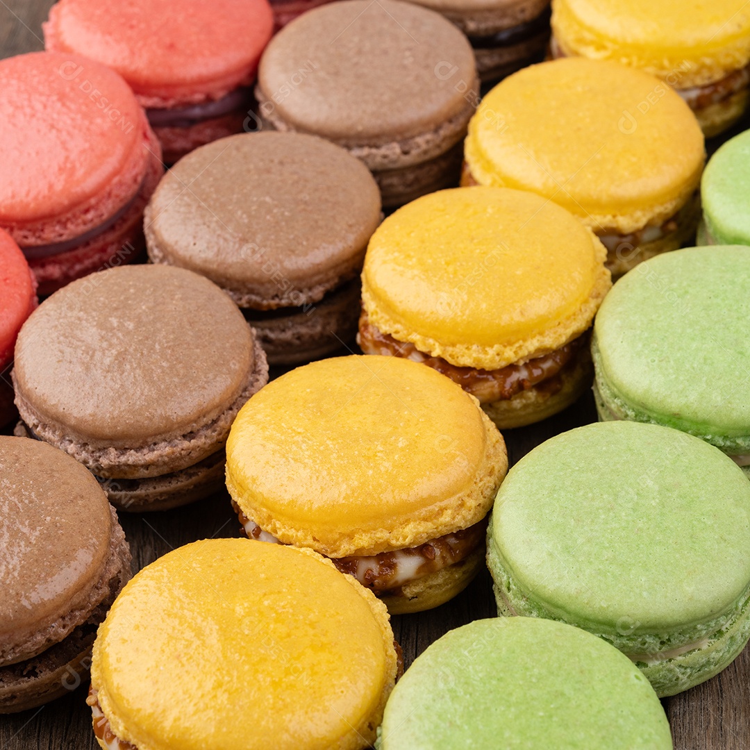 Close up de macarons sortidos, vários sabores.