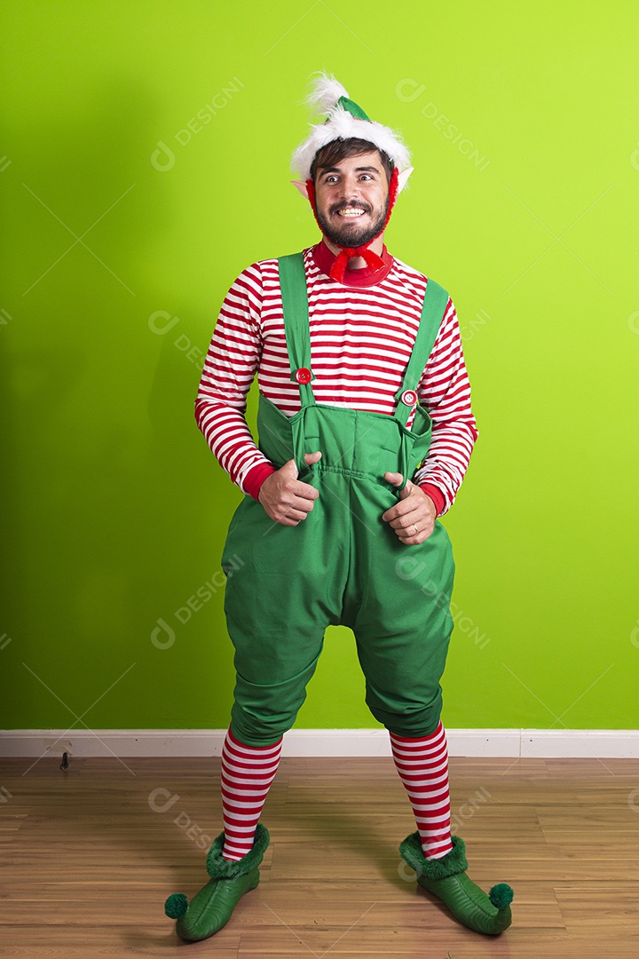 Homem com fantasia de duende em fundo verde