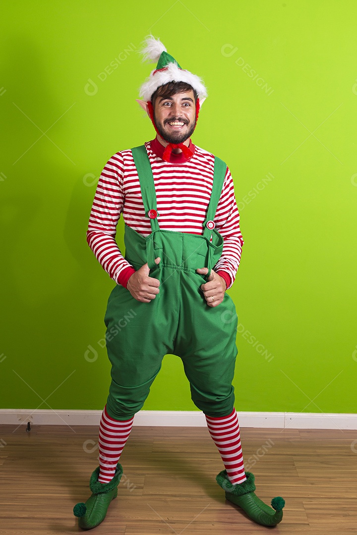 Homem com fantasia de duende em fundo verde