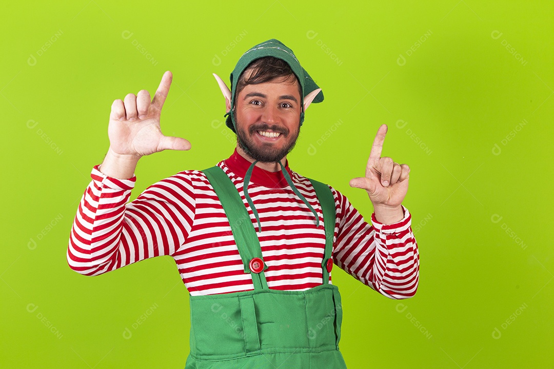 Homem com fantasia de duende em fundo verde