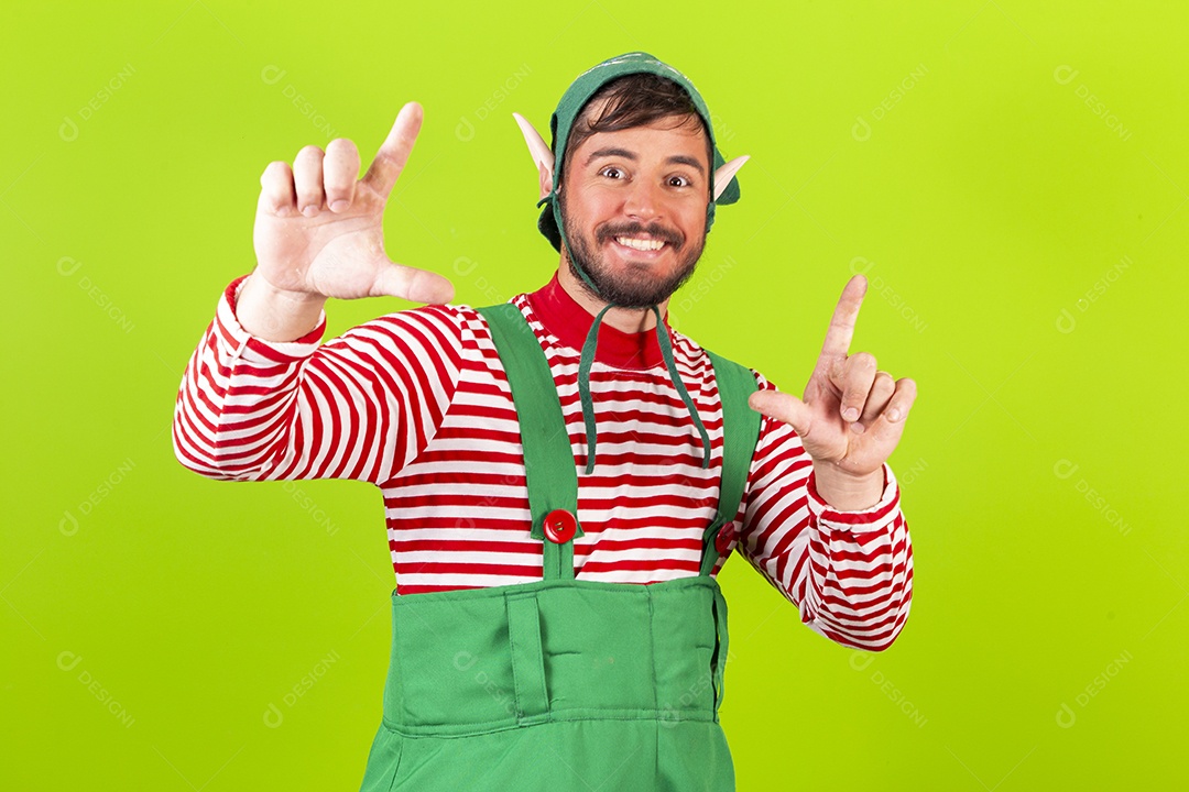 Homem com fantasia de duende em fundo verde