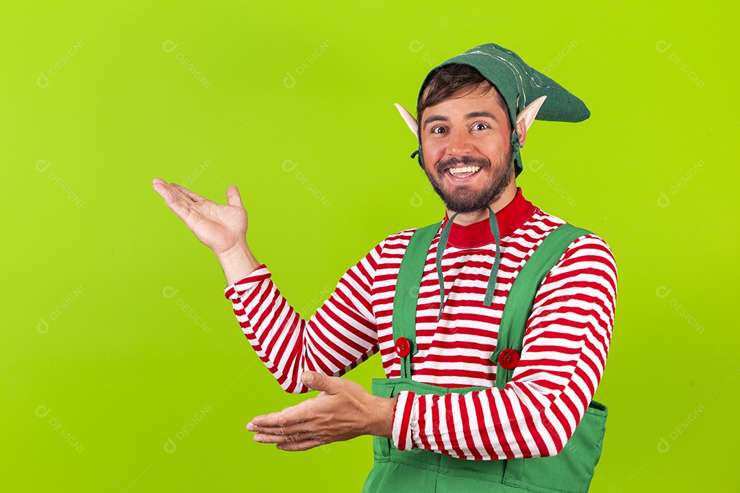 Homem com fantasia de duende em fundo verde