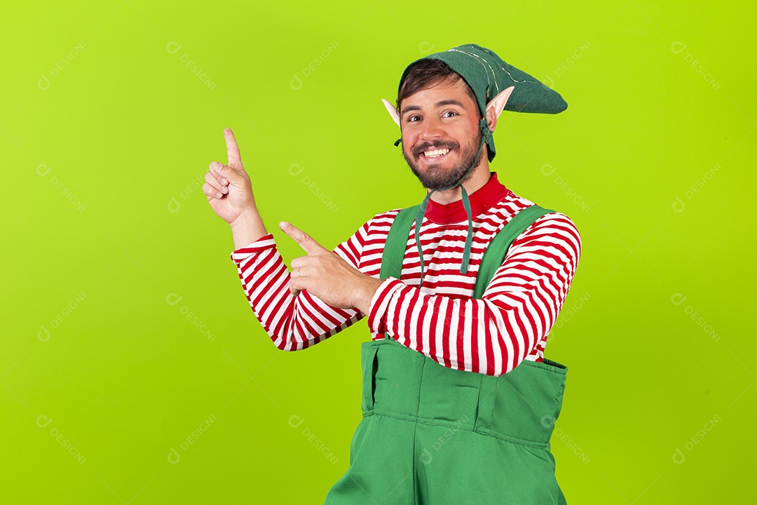 Homem com fantasia de duende em fundo verde