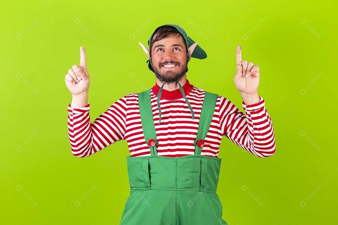 Homem com fantasia de duende em fundo verde