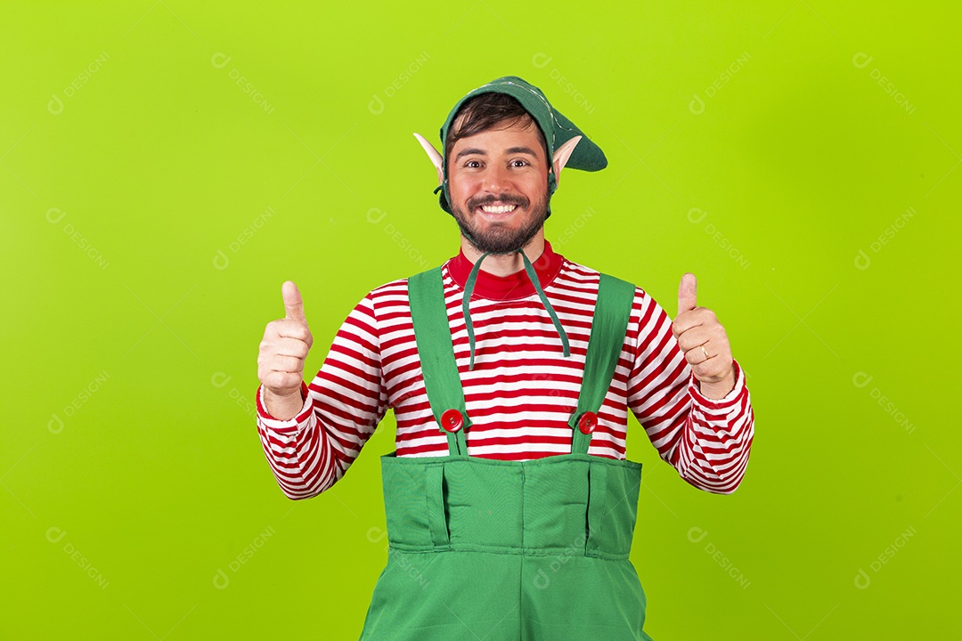 Homem com fantasia de duende em fundo verde