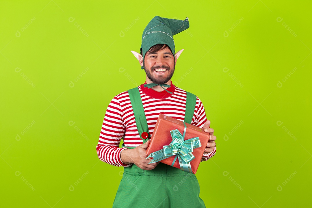 Homem com fantasia de duende em fundo verde