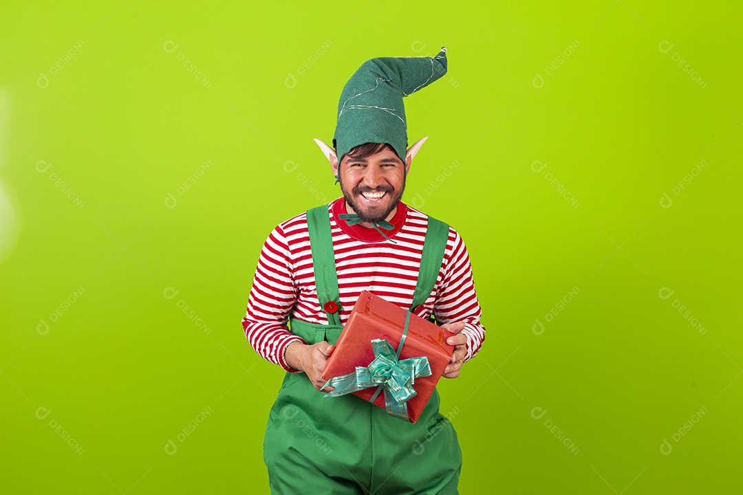 Homem com fantasia de duende segurando caixa de presente