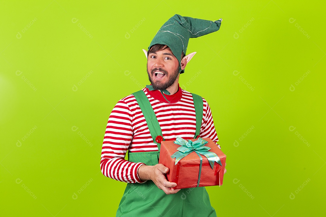 Homem com fantasia de duende segurando caixa de presente