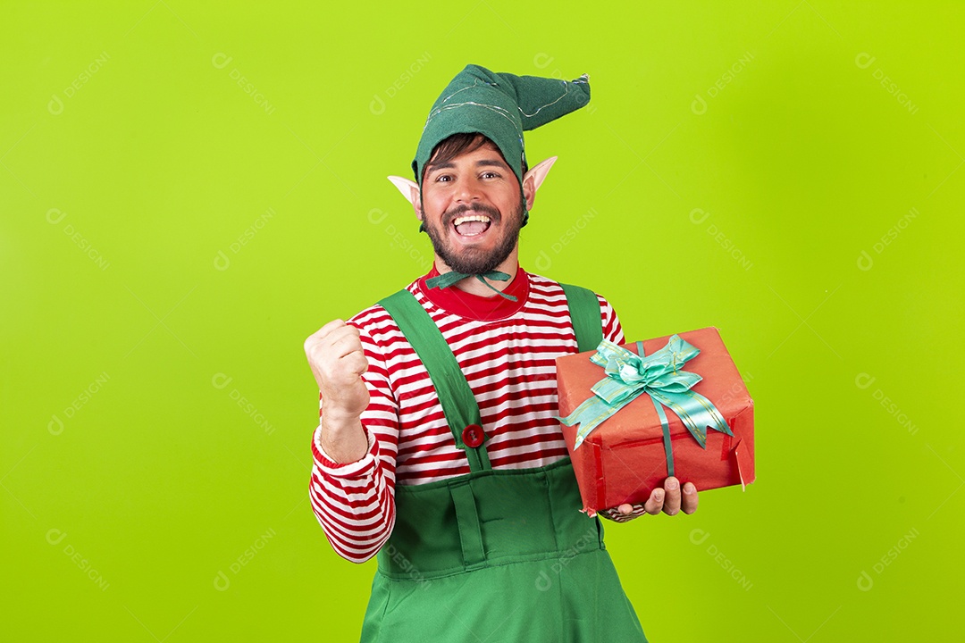Homem com fantasia de duende segurando caixa de presente
