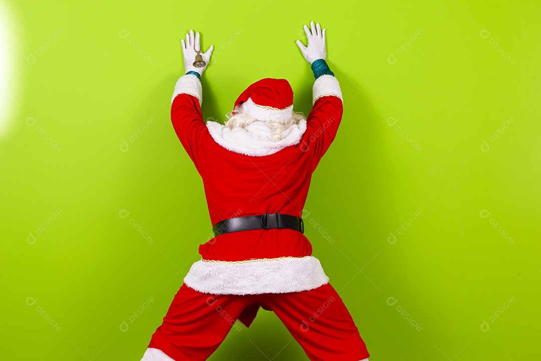 Homem com fantasia de Papai Noel em fundo verde