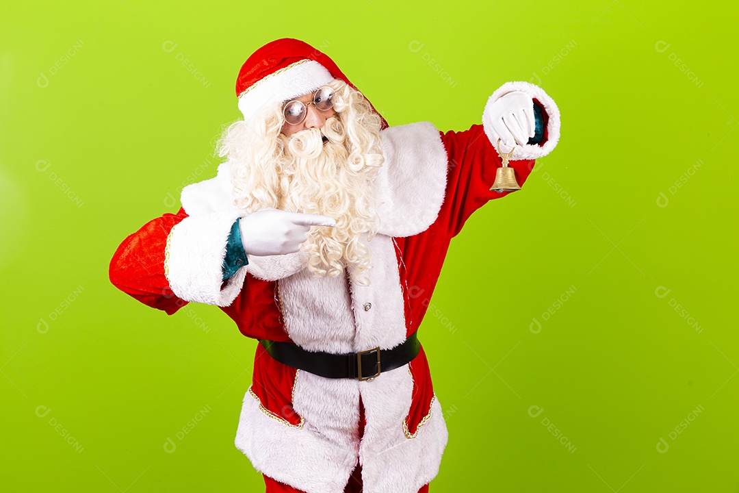 Homem com fantasia de Papai Noel em fundo verde