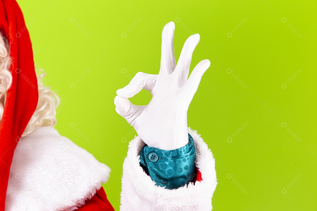 Homem com fantasia de Papai Noel