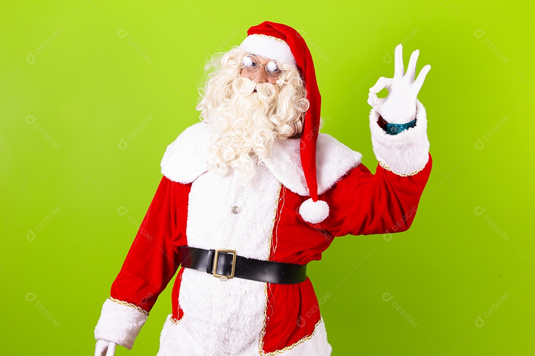 Homem com fantasia de Papai Noel em fundo verde