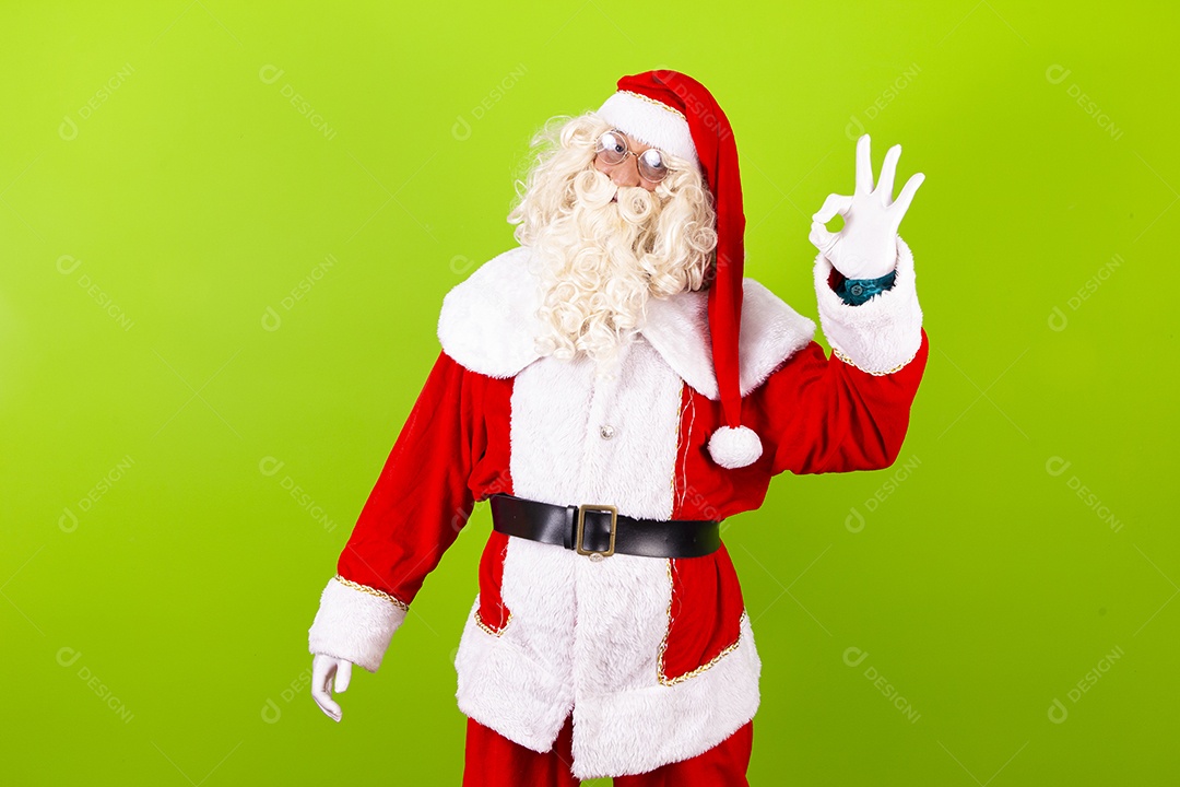 Homem com fantasia de Papai Noel