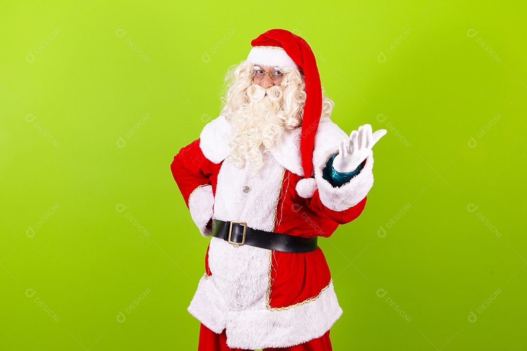 Homem com fantasia de Papai Noel