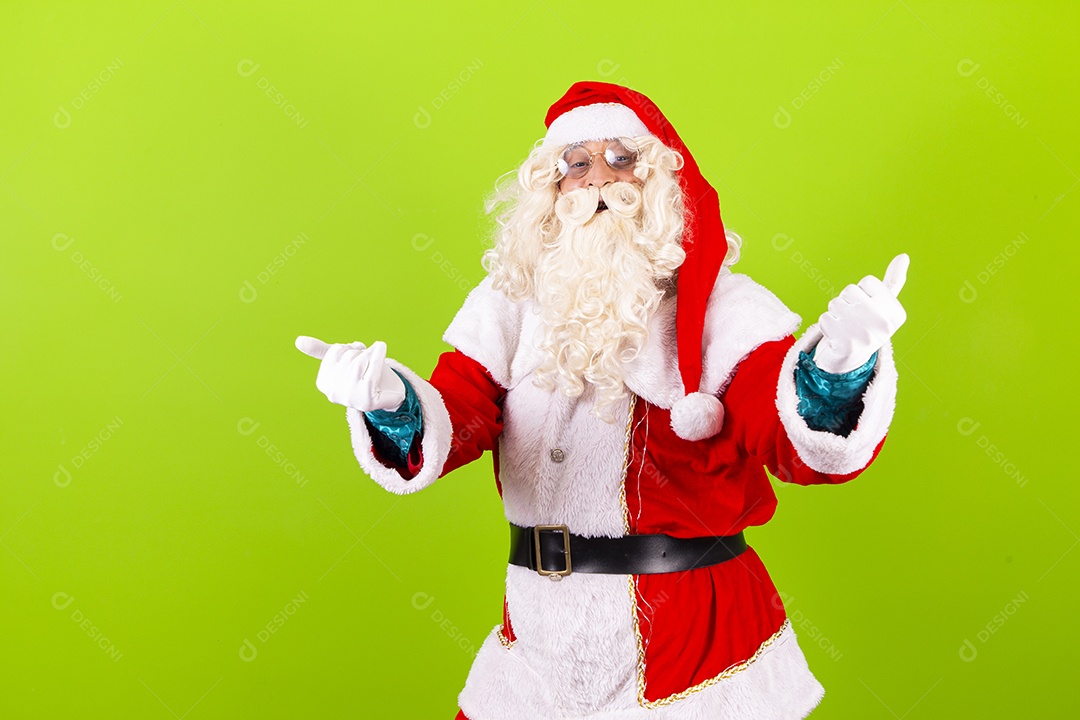 Homem com fantasia de Papai Noel