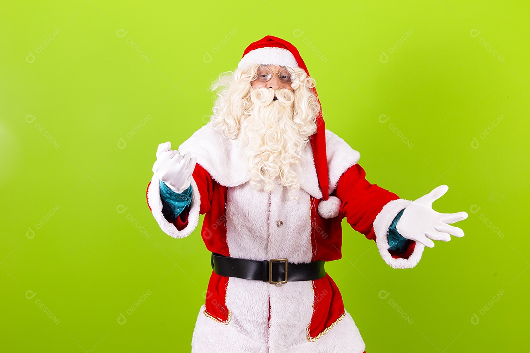 Homem com fantasia de Papai Noel