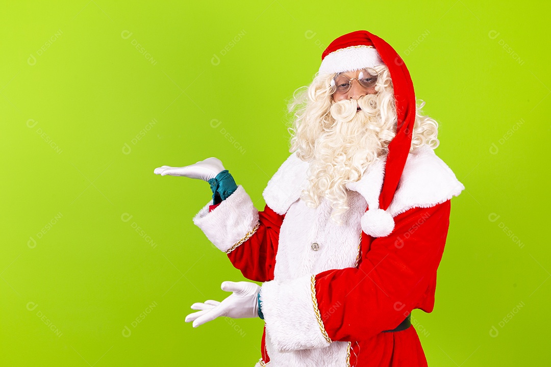 Homem com fantasia de Papai Noel