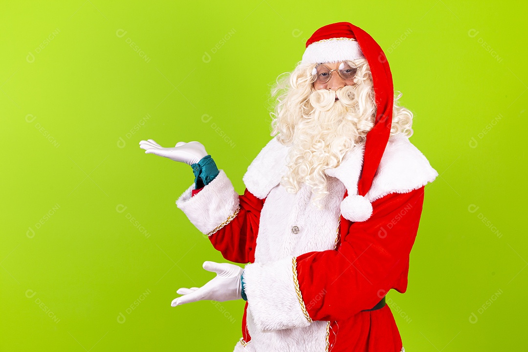 Homem com fantasia de Papai Noel