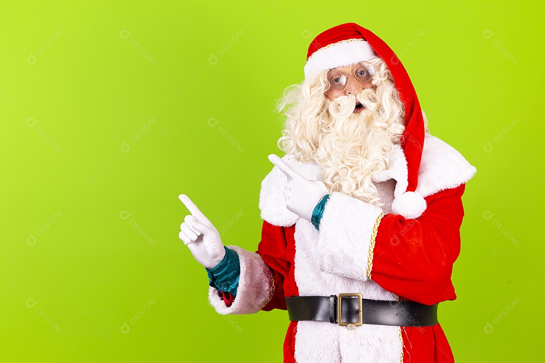 Homem com fantasia de Papai Noel