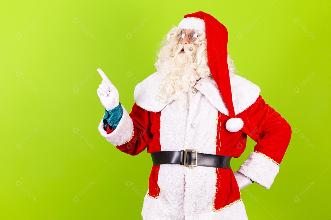 Homem com fantasia de Papai Noel