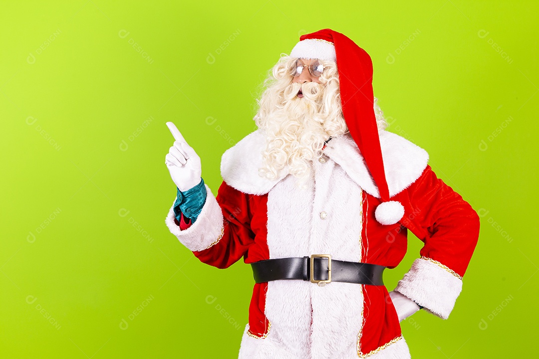 Homem com fantasia de Papai Noel