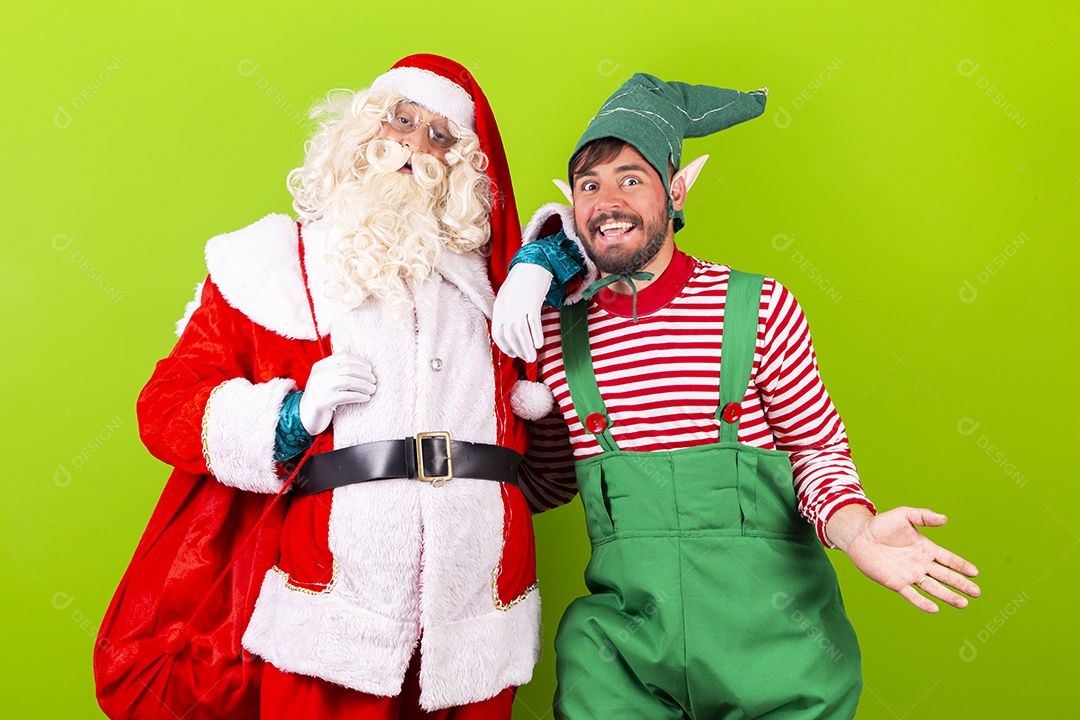 Homens com fantasia de Papai Noel e duende