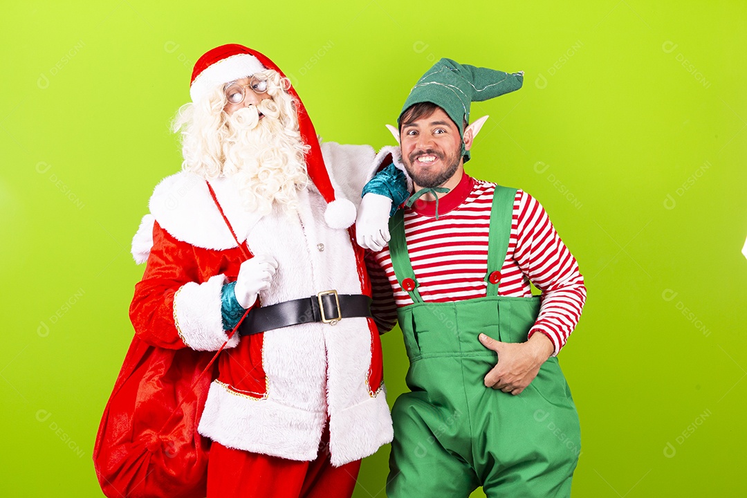 Homens com fantasia de Papai Noel e duende