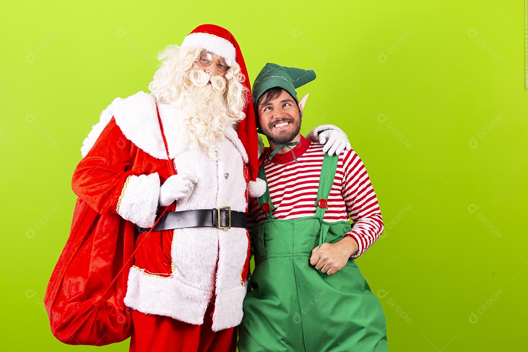 Homens com fantasia de Papai Noel e duende