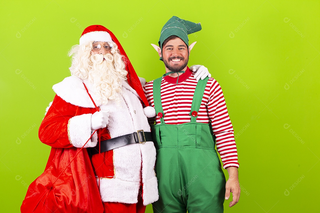 Homens com fantasia de Papai Noel e duende